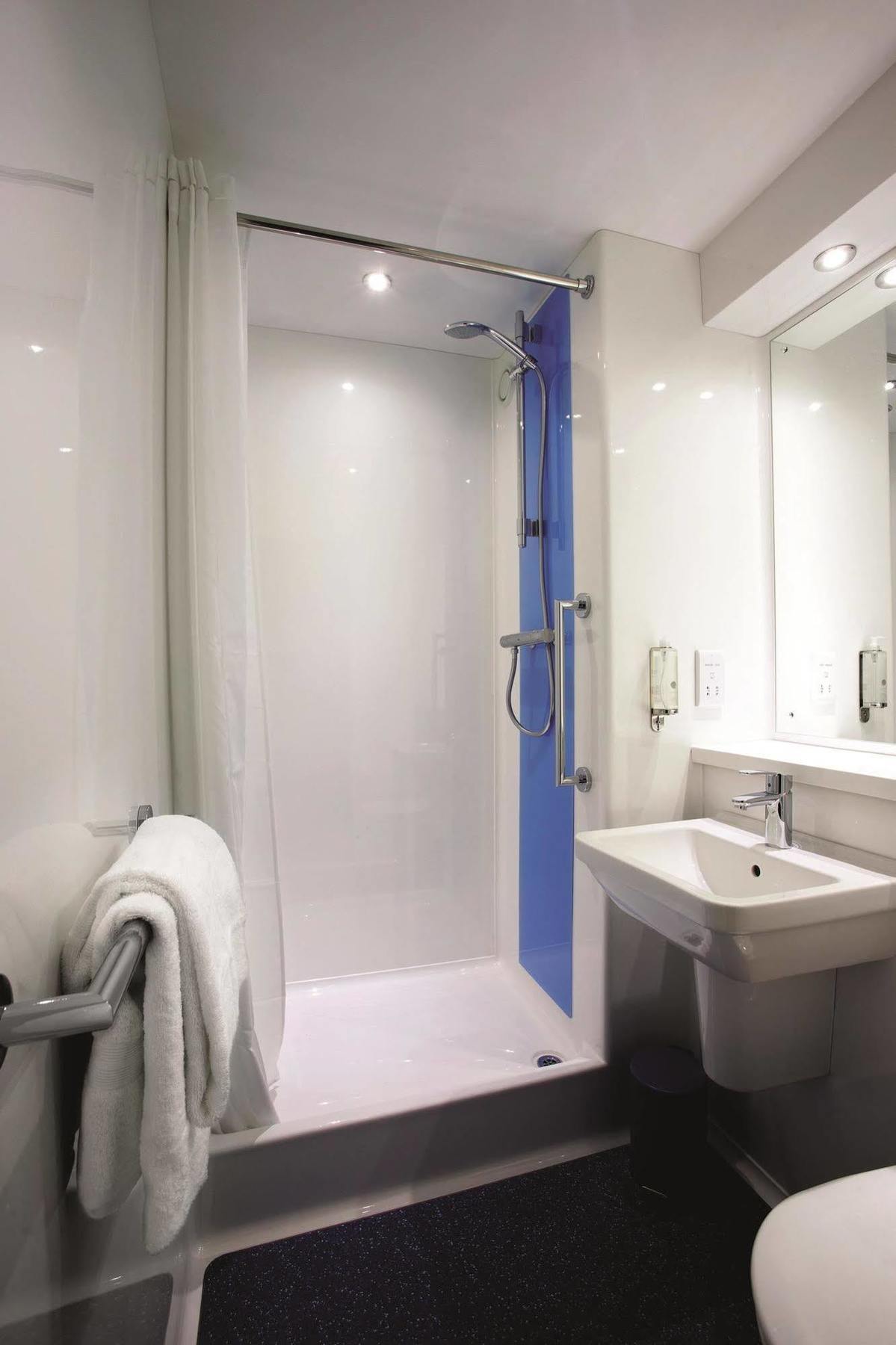 Travelodge Battersea لندن المظهر الخارجي الصورة